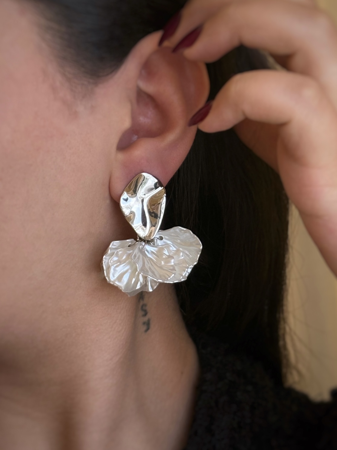 گوشواره فشن طرح آویز گل صدفی